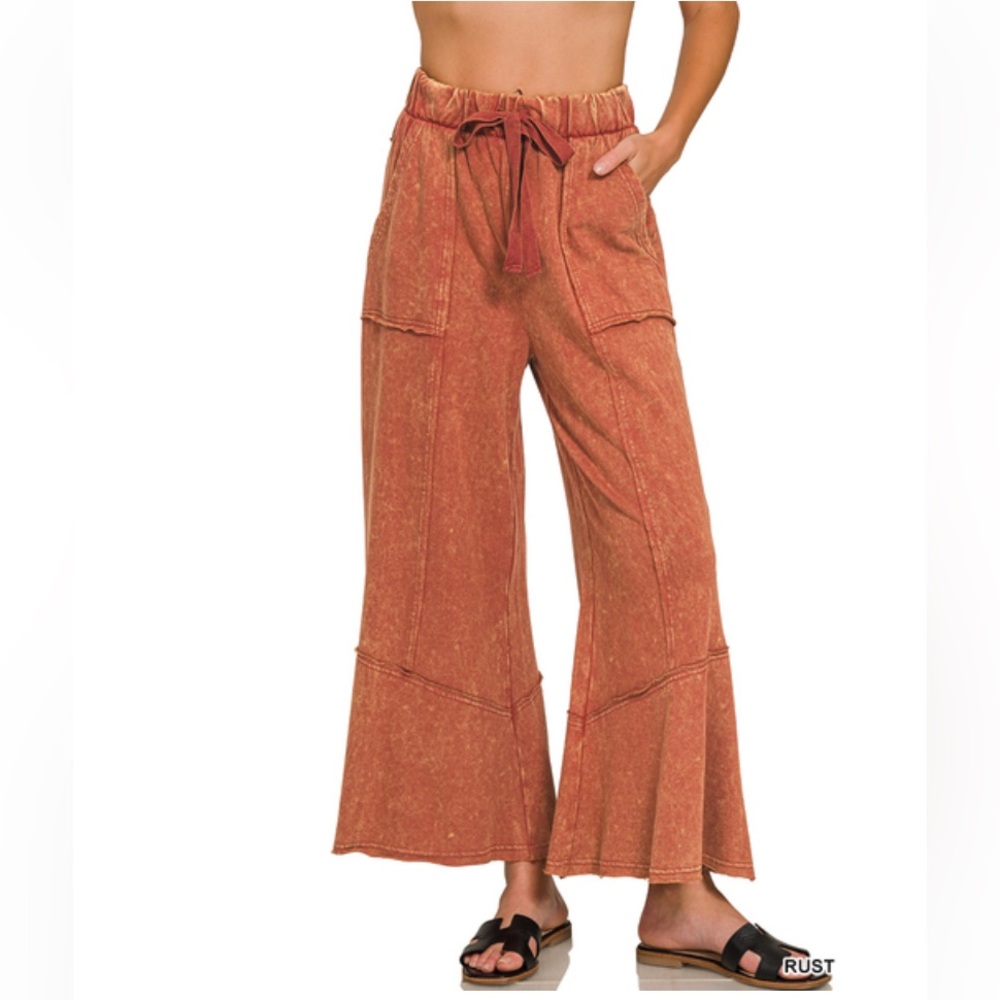 42 ❤️ RUST EXPOSED-SEAM FLARE
HEM PANTS WITH POCKETS